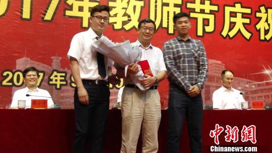湖南一高校斥资百万重奖一线教师(图)